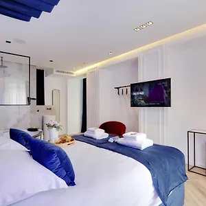 Couples Getaway Unit With Jacuzzi - Center , Paris France